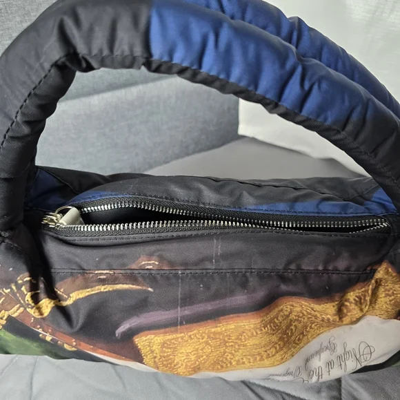 Greyhound TRIANGLE PUFFER SHOULDER BAG - Picture 8 of 8